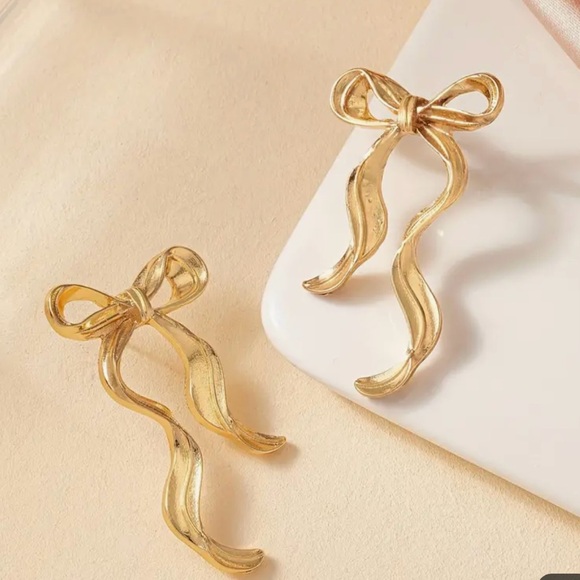 Golden Put a Bow On It Earrings - Picture 2 of 4